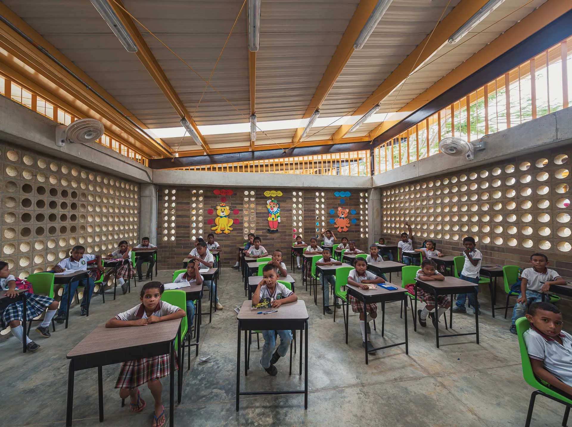 Composición geométrica de la estructura de vigas y columnas del colegio rural.